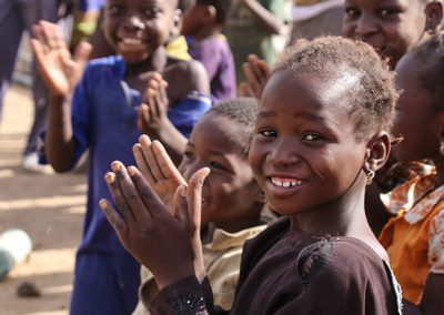 Dzieci w Czadzie w trakcie budowania studni w Lobo